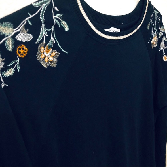Floral Embroidered Long Sleeve Top - Picture 4 of 4